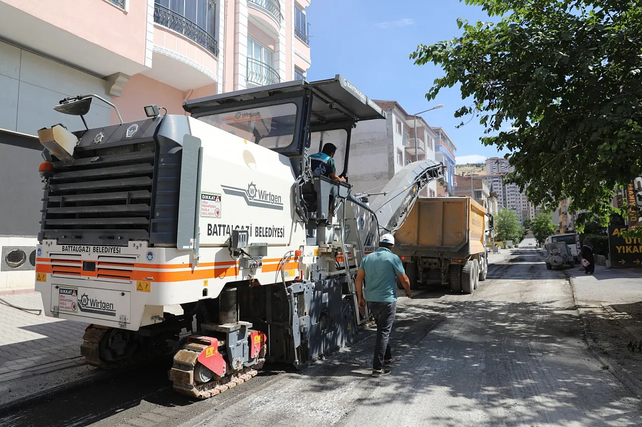 Battalgazi'de Yol Yenileme Çalışmaları Devam Ediyor! İki Mahallede Sıcak Asfalt Tamamlandı