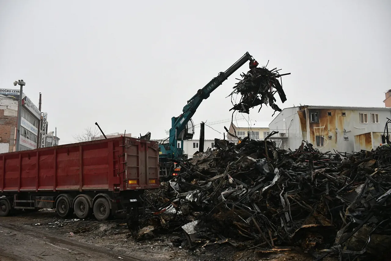 40 Konteyner Metal Yığınına Döndü