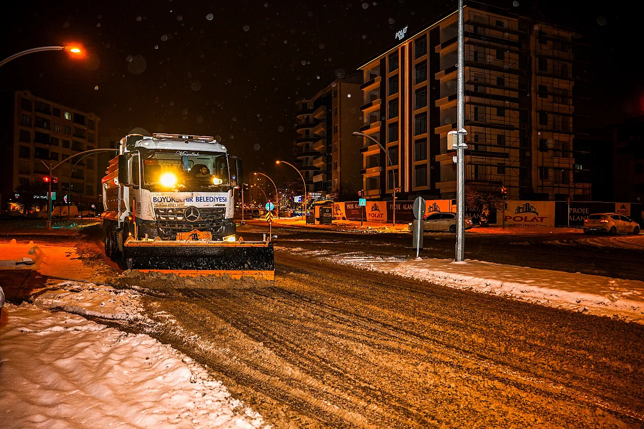 Malatya'da Kar Kilidi! Yüksek Kesimlerde Yol Açma Mesaisi Sürüyor