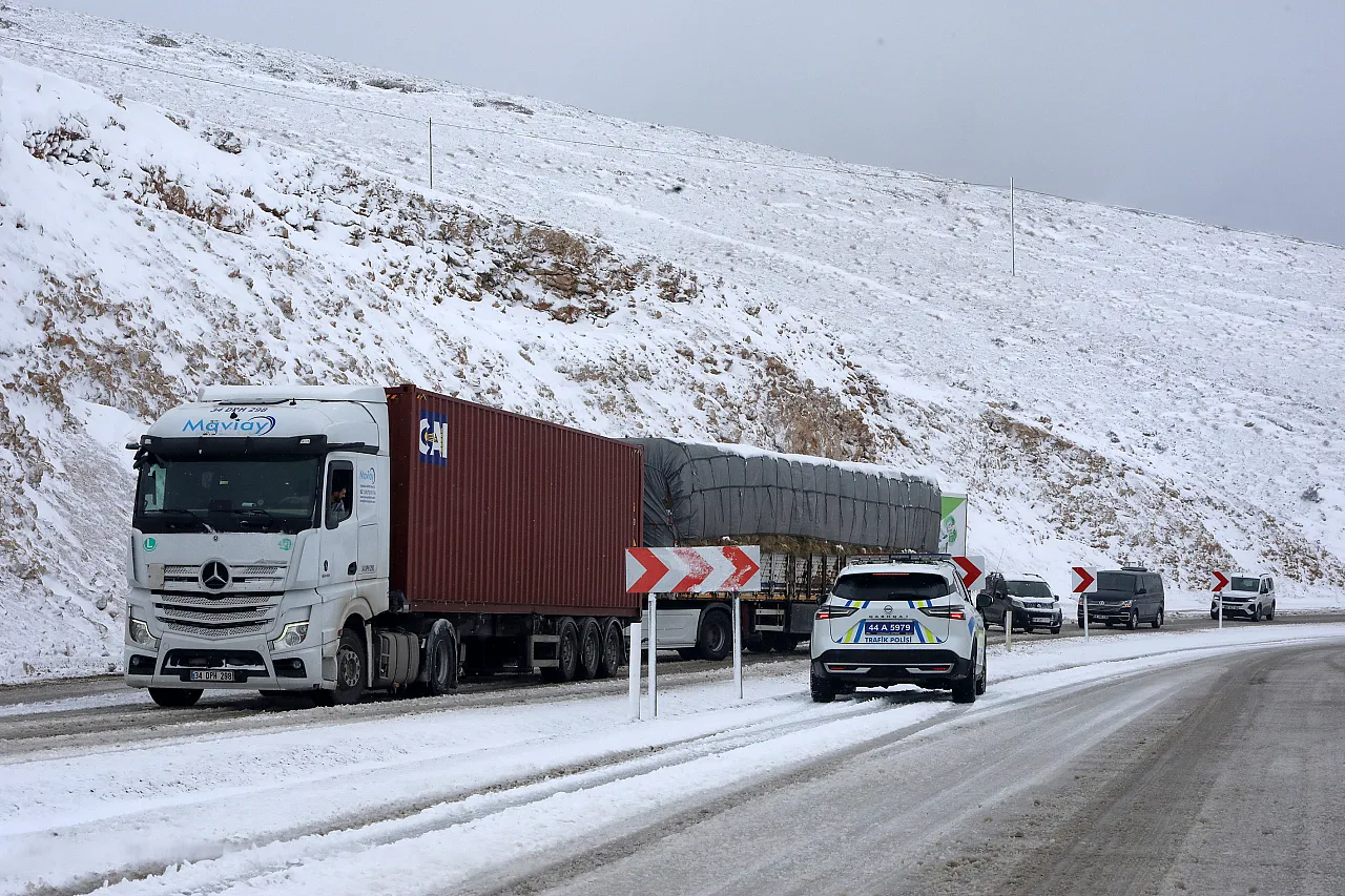 Malatya-Kayseri Yolunda Kar Bariyeri: Tırlar Yolda Kaldı!