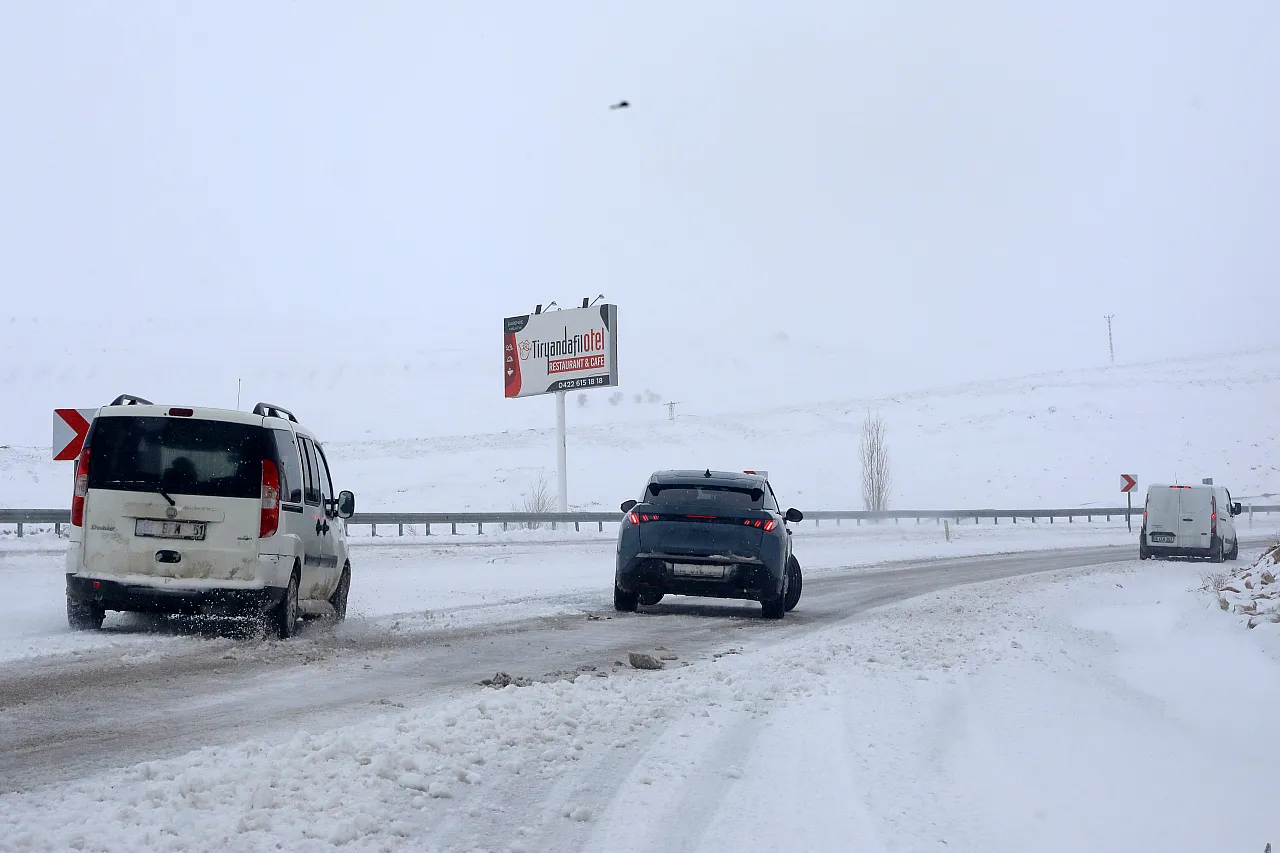 Malatya-Kayseri Yolunda Kar Bariyeri: Tırlar Yolda Kaldı!