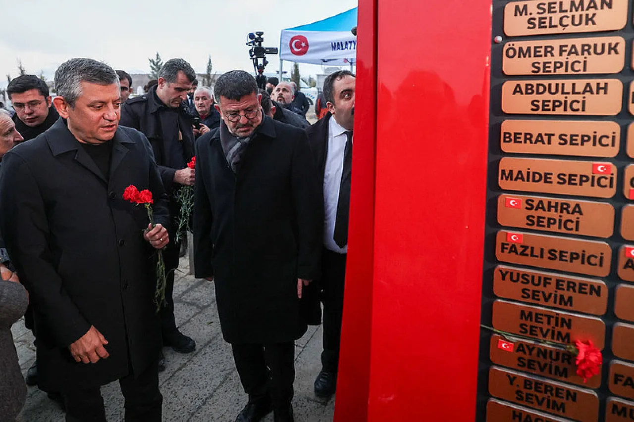 Özgür Özel Malaty'da Karanfillerle Şehitleri Andı, Dayanışma Talimatını Verdi!