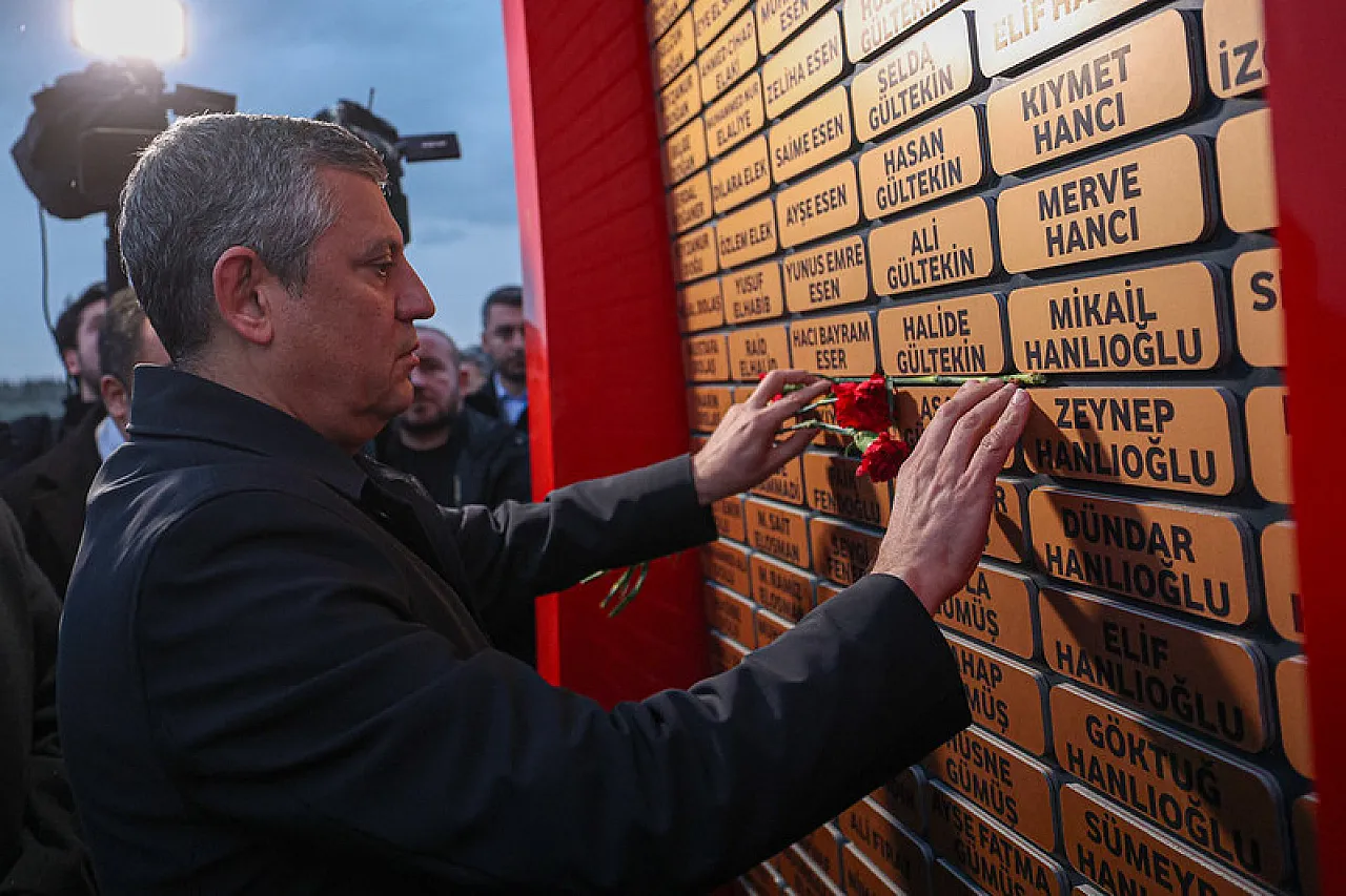 Özgür Özel Malaty'da Karanfillerle Şehitleri Andı, Dayanışma Talimatını Verdi!
