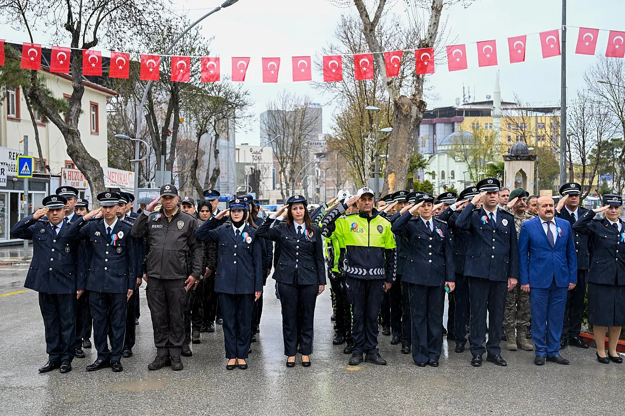 Malatya'da Polis Haftası Töreni! Atatürk Anıtı'na Çelenk Sunuldu