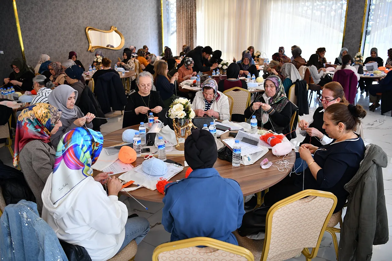 Yeşilyurt'ta Maharetli Eller Yarıştı! 90 Kadın Birincilik İçin Örgü Ördü