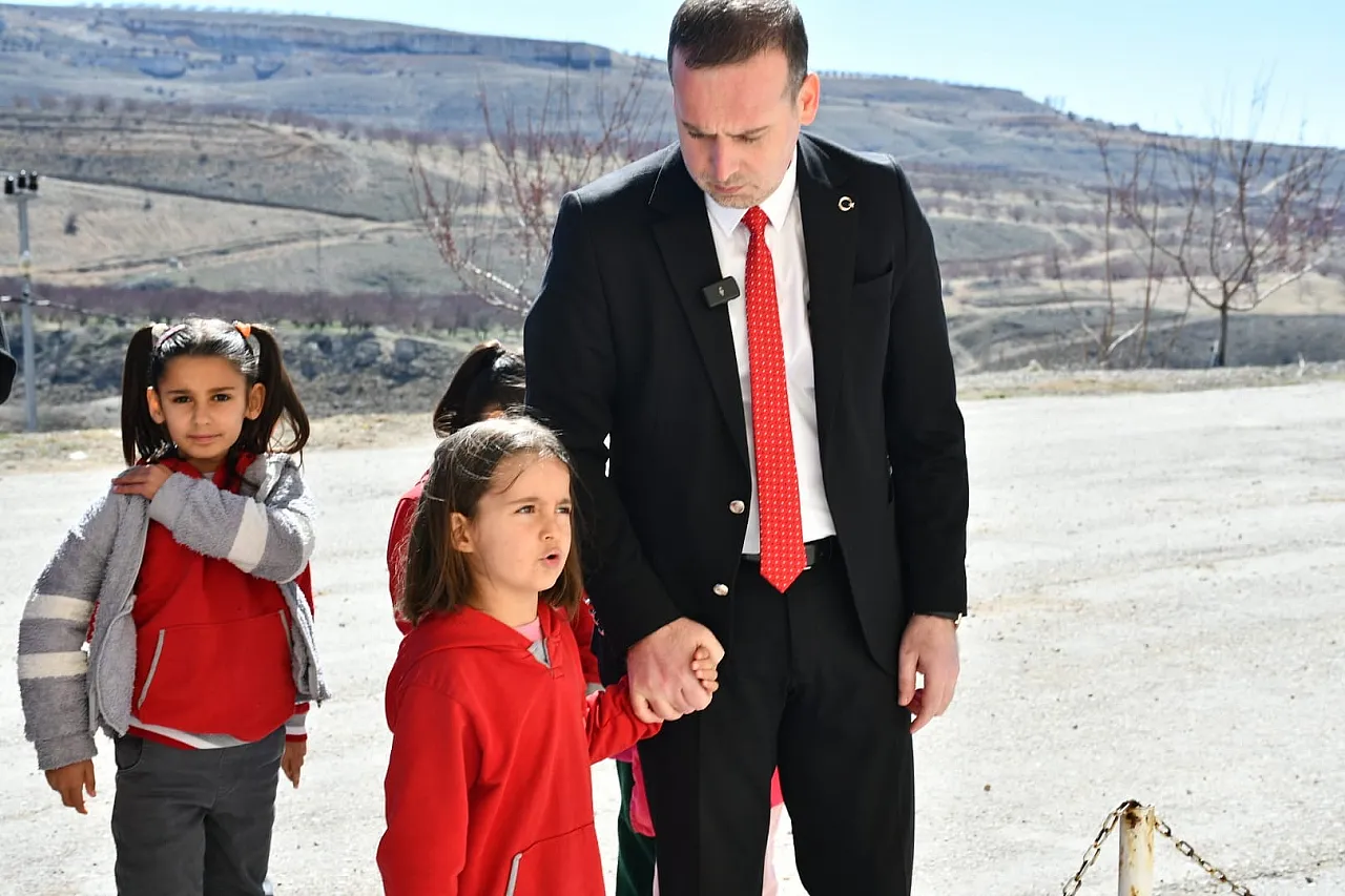 MAGİNDER'den Anlamlı Ziyaret! Malatya Kırsalında 23 Nisan Coşkusu