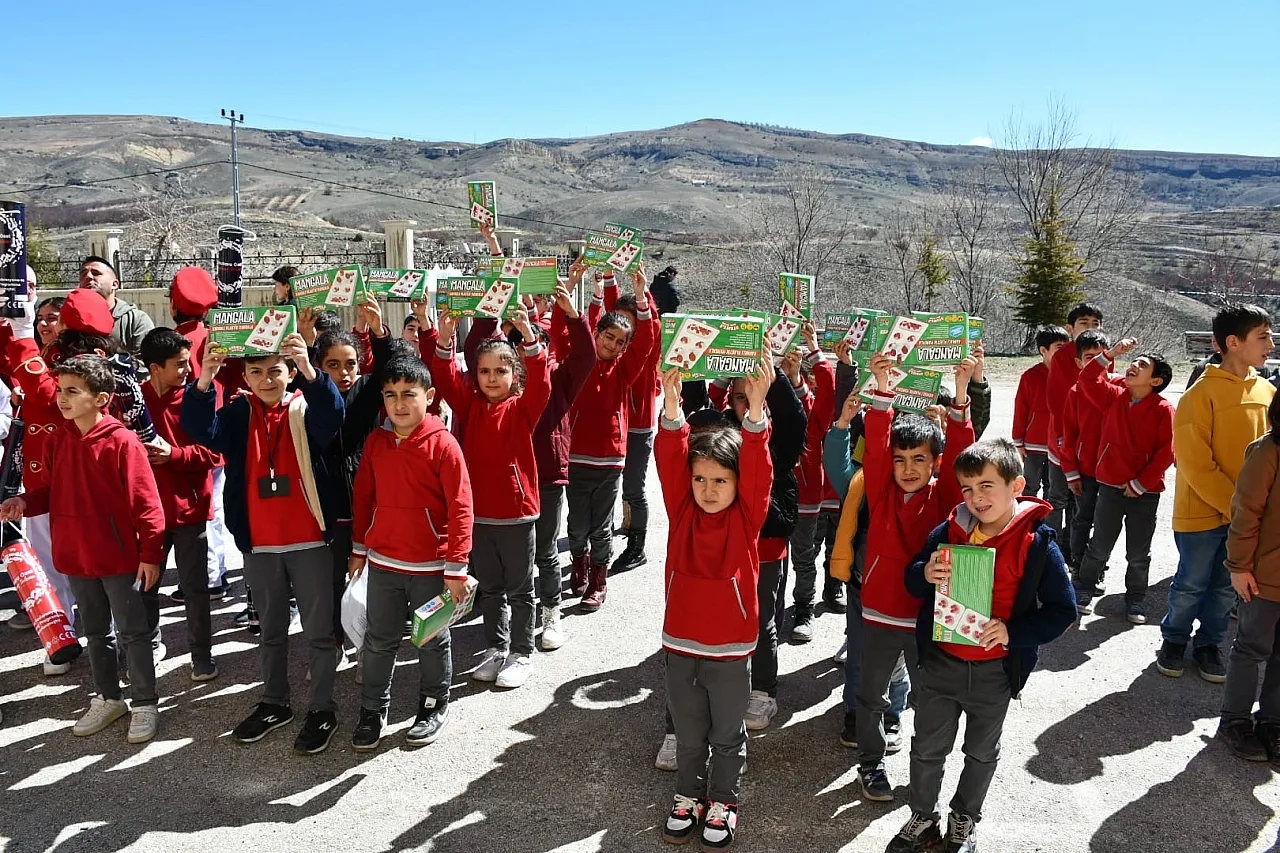 MAGİNDER'den Anlamlı Ziyaret! Malatya Kırsalında 23 Nisan Coşkusu