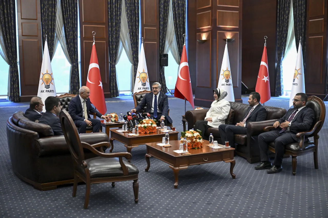 Siyasette Bayram Trafiği! AK Parti ve CHP 2 Yıl Sonra Yeniden Bayramlaştı