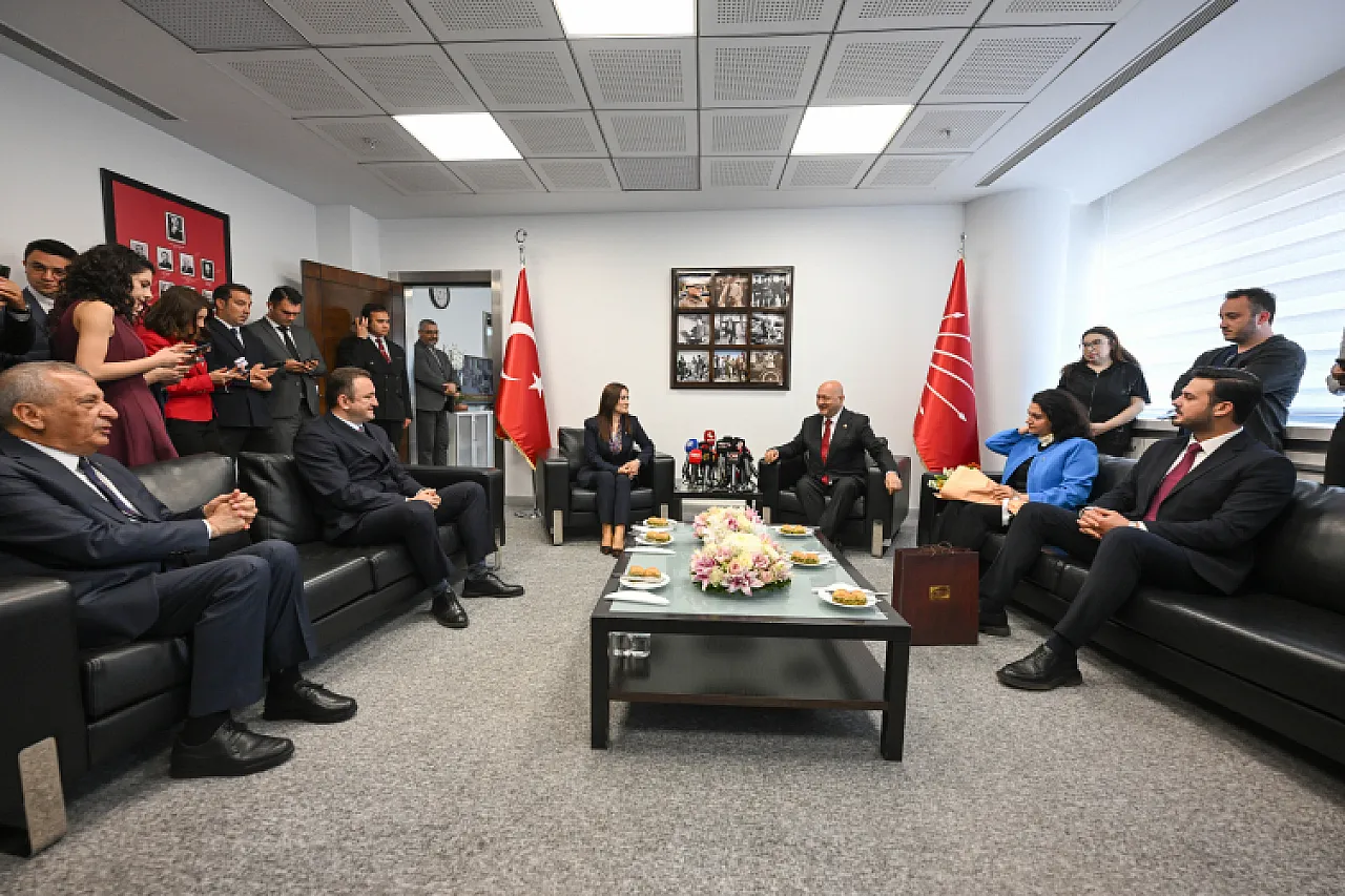Siyasette Bayram Trafiği! AK Parti ve CHP 2 Yıl Sonra Yeniden Bayramlaştı