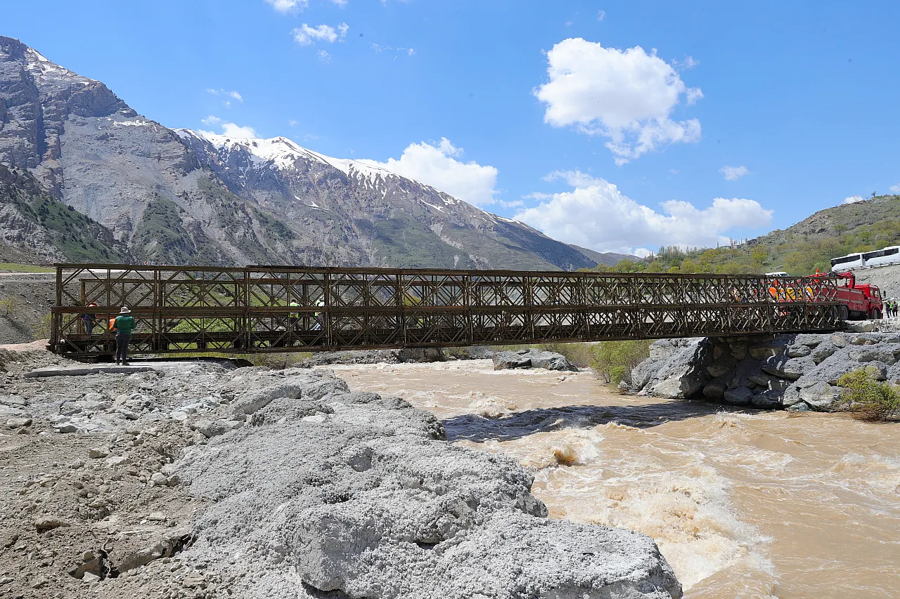 Malatya İstihkam Tugayı'ndan Sadece Yol Değil, Gönül Köprüsü! Zap Suyu'na Hamle