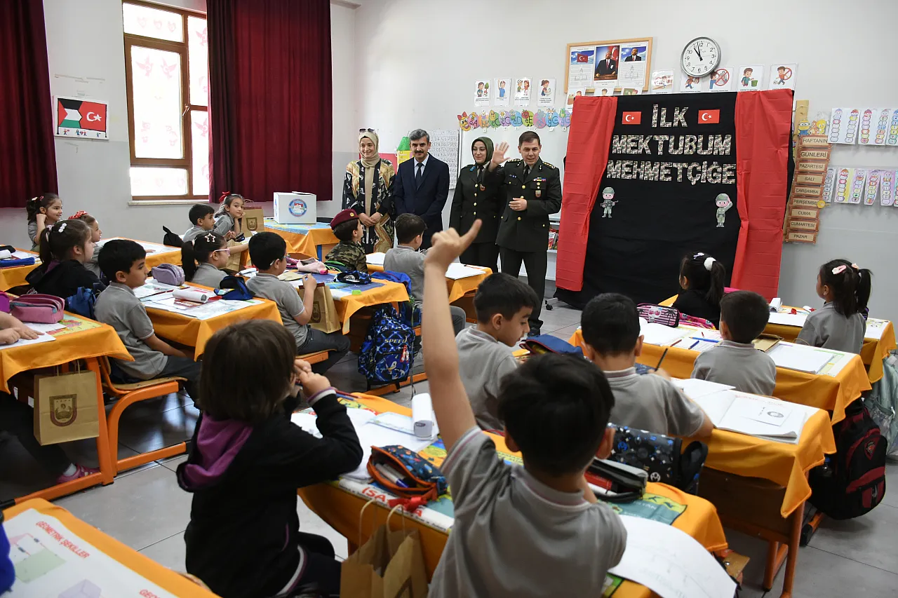 Malatya'da İlk Mektubum Mehmetçiğe Projesi! 2. Ordu Komutanlığı'ndan Öğrencilere Anlamlı Cevap