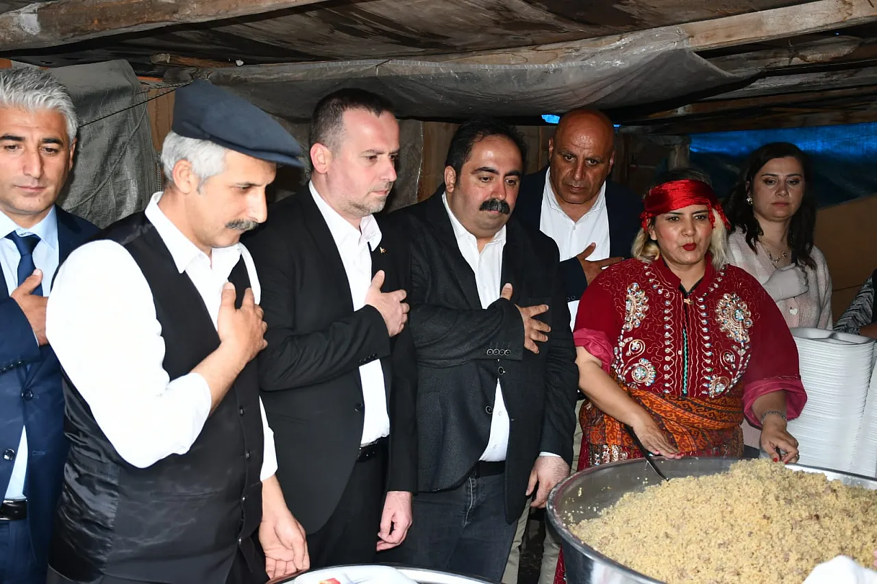 Malatya'da Yağmur Altında Anneler Günü Kutlaması!