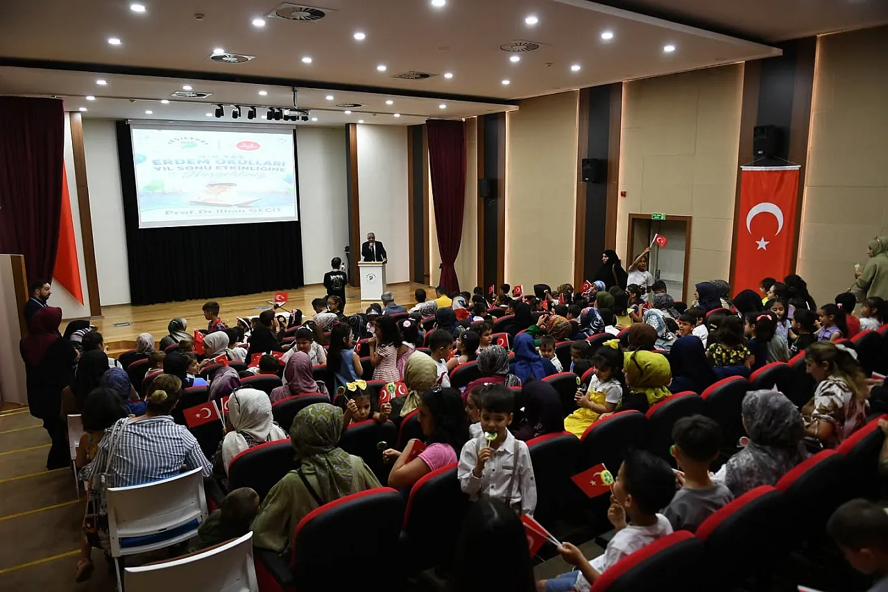 Yeşilyurt'ta Minik Öğrencilerin Mezuniyet Heyecanı Salona Yansıdı!