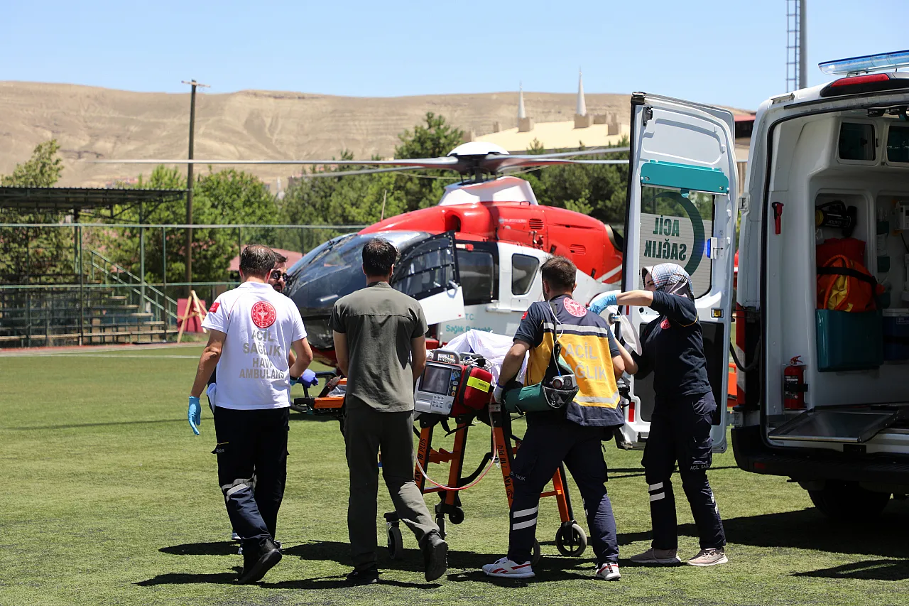 Malatya'da Feci Kaza! İki Hafif Ticari Araç Çarpıştı, Yaralılardan Biri Helikopterle Sevk Edildi