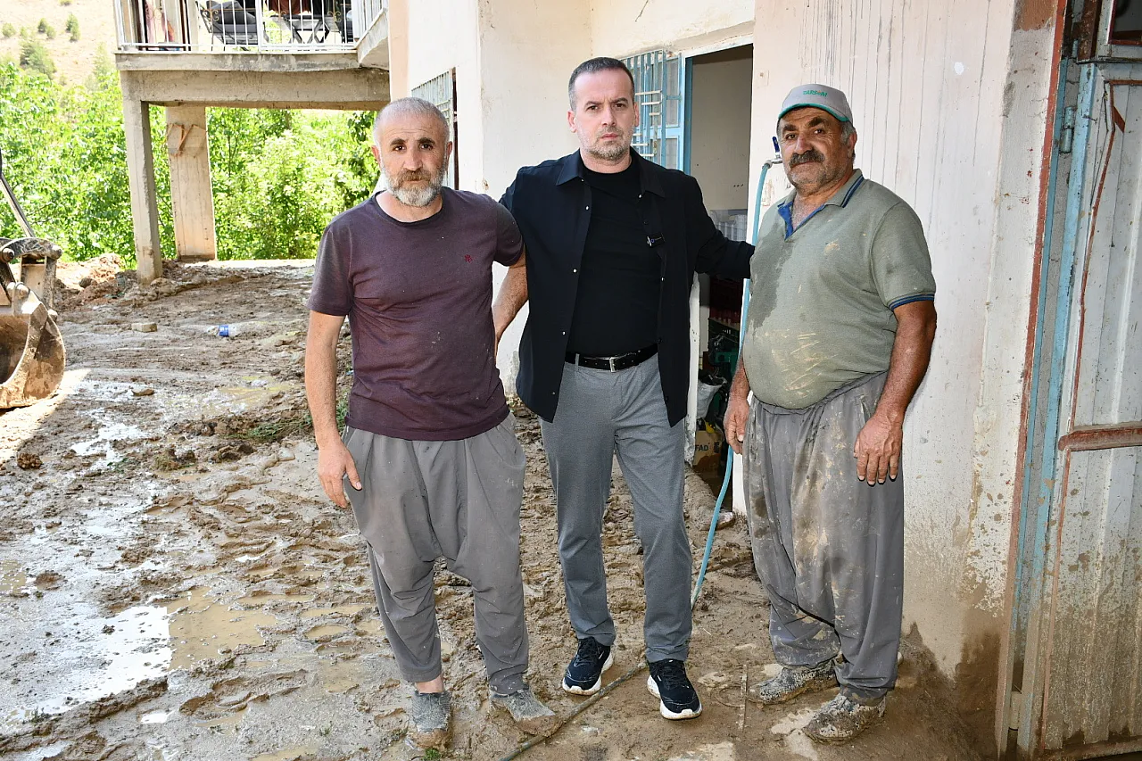 Hekimhan Kocaözü'nde Büyük Hasar! Sel Kayısı Bahçelerini Ve Evleri Vurdu