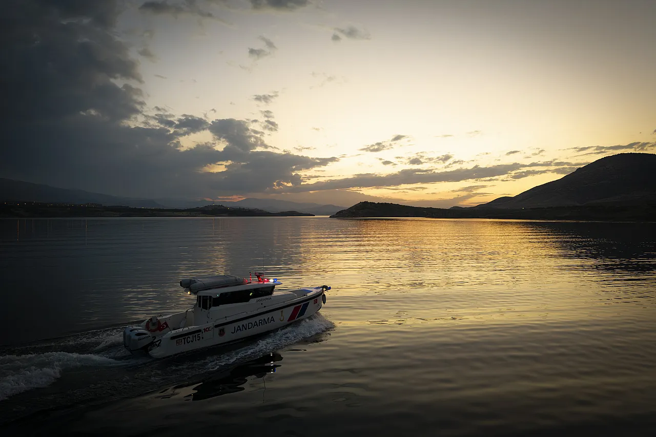 Fırat'ın Sularında Jandarmanın Yüzen Karakolu!