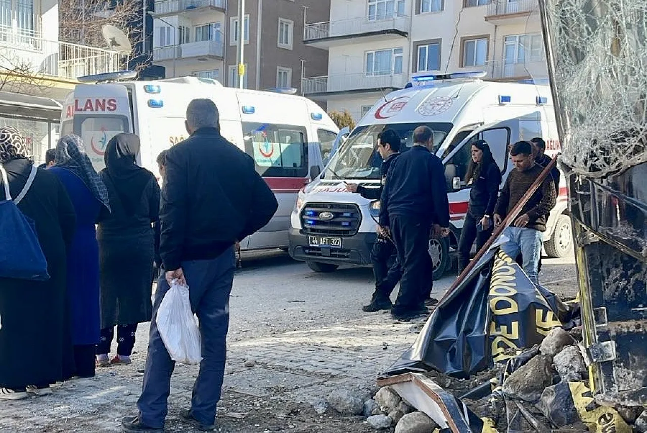 Malatya'da Trafik Kazaları: Belediye Otobüsü ile Otomobil Çarpıştı, 3 Yaralı