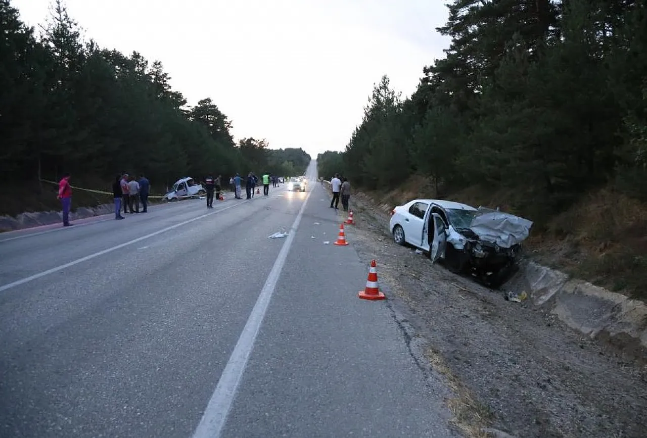 Kastamonu'da Feci Kaza: 2 Kişi Hayatını Kaybetti, 5 Kişi Ağır Yaralandı