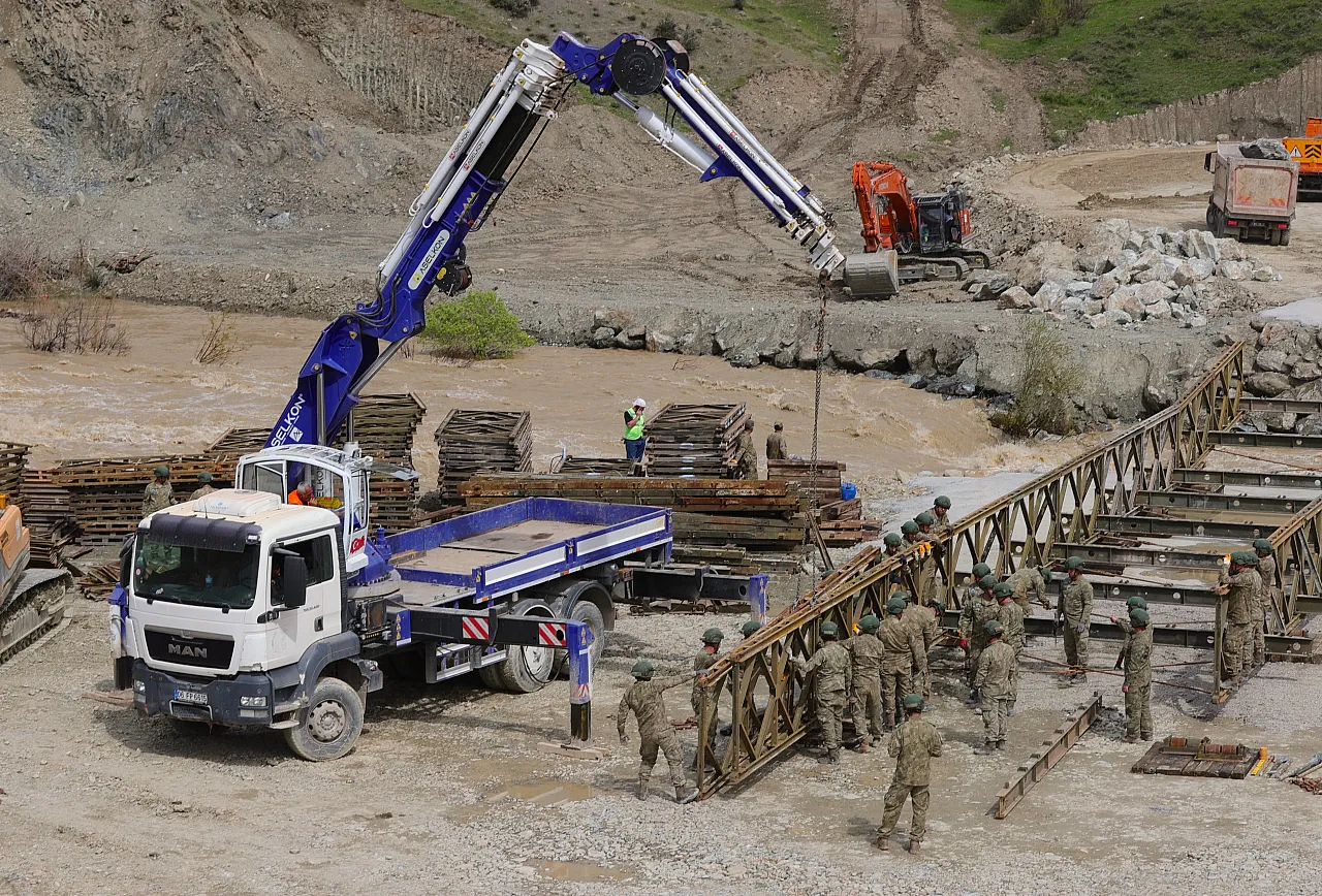 Malatya'dan Hakkari'ye Lojistik Köprü! Zap Suyu Üstünde Mehmetçik Mesaisi Başladı