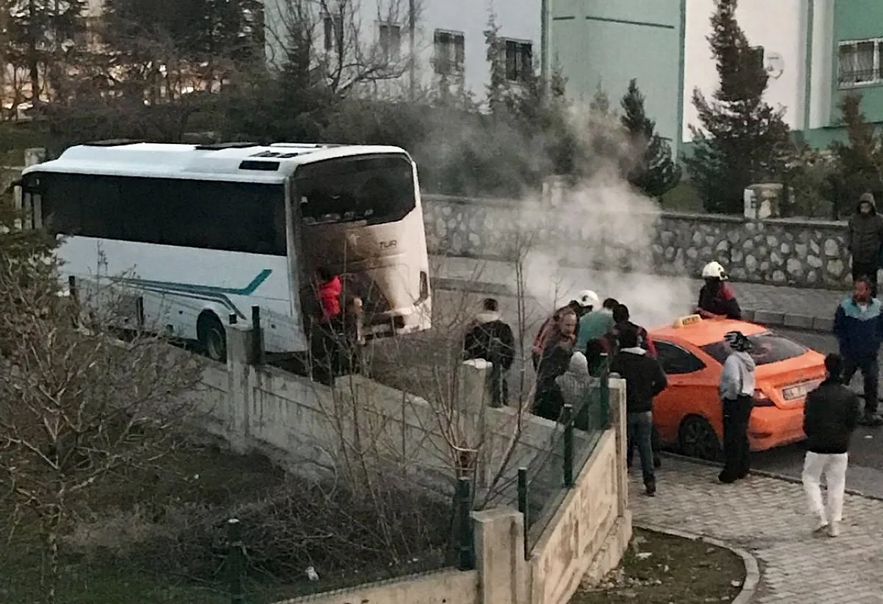 Malatya'da Aynı Anda İki Araç Birden Yanmaya Başladı!