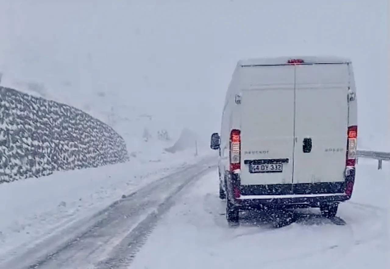 Malatya Beyaza Büründü, Geçitler Kapandı! Çok Sayıda Araç Yolda Mahsur Kaldı