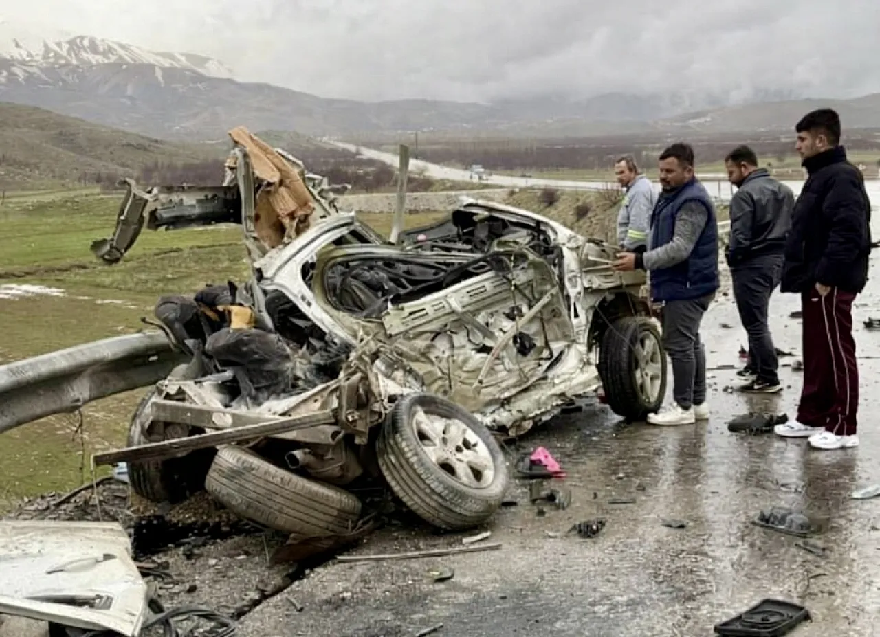 Malatya'da Otomobil Tırla Çarpıştı: 3 Kişi Hayatını Kaybetti 1 Kişi Yaralandı!