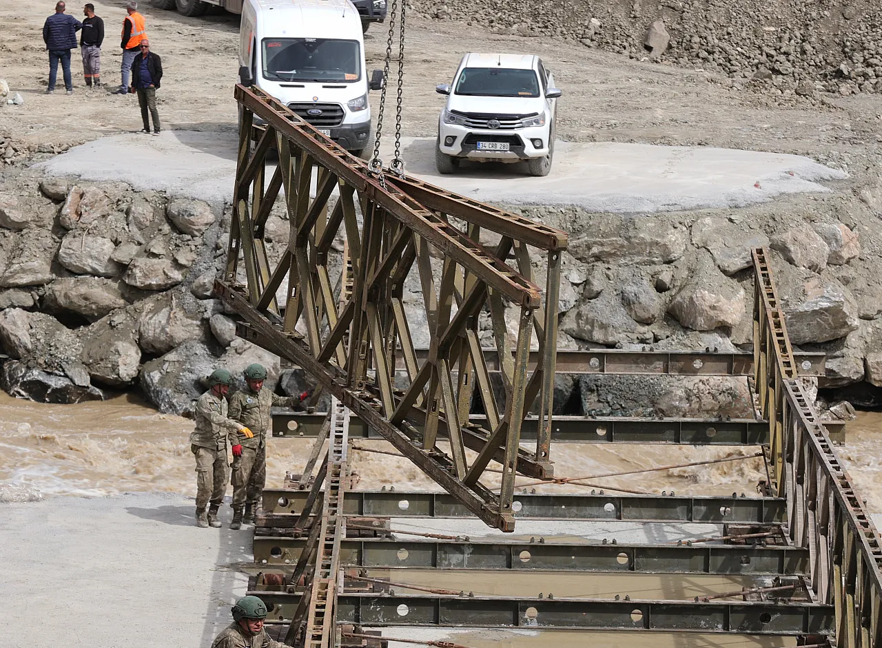 Malatya'dan Hakkari'ye Lojistik Köprü! Zap Suyu Üstünde Mehmetçik Mesaisi Başladı