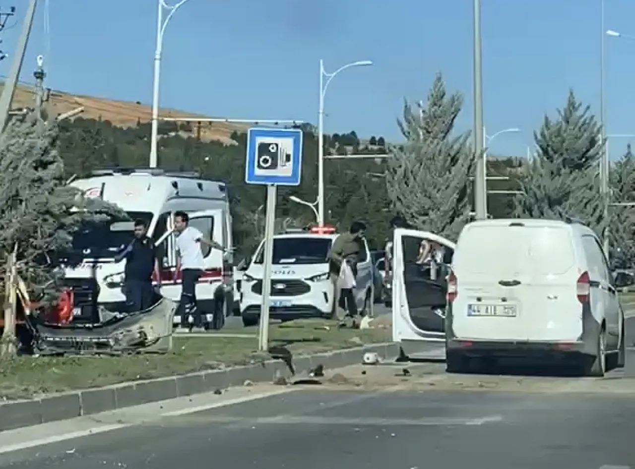 Malatya'da Beton Direğe Çarpan Araç Ters Döndü! Sürücü Yaralandı