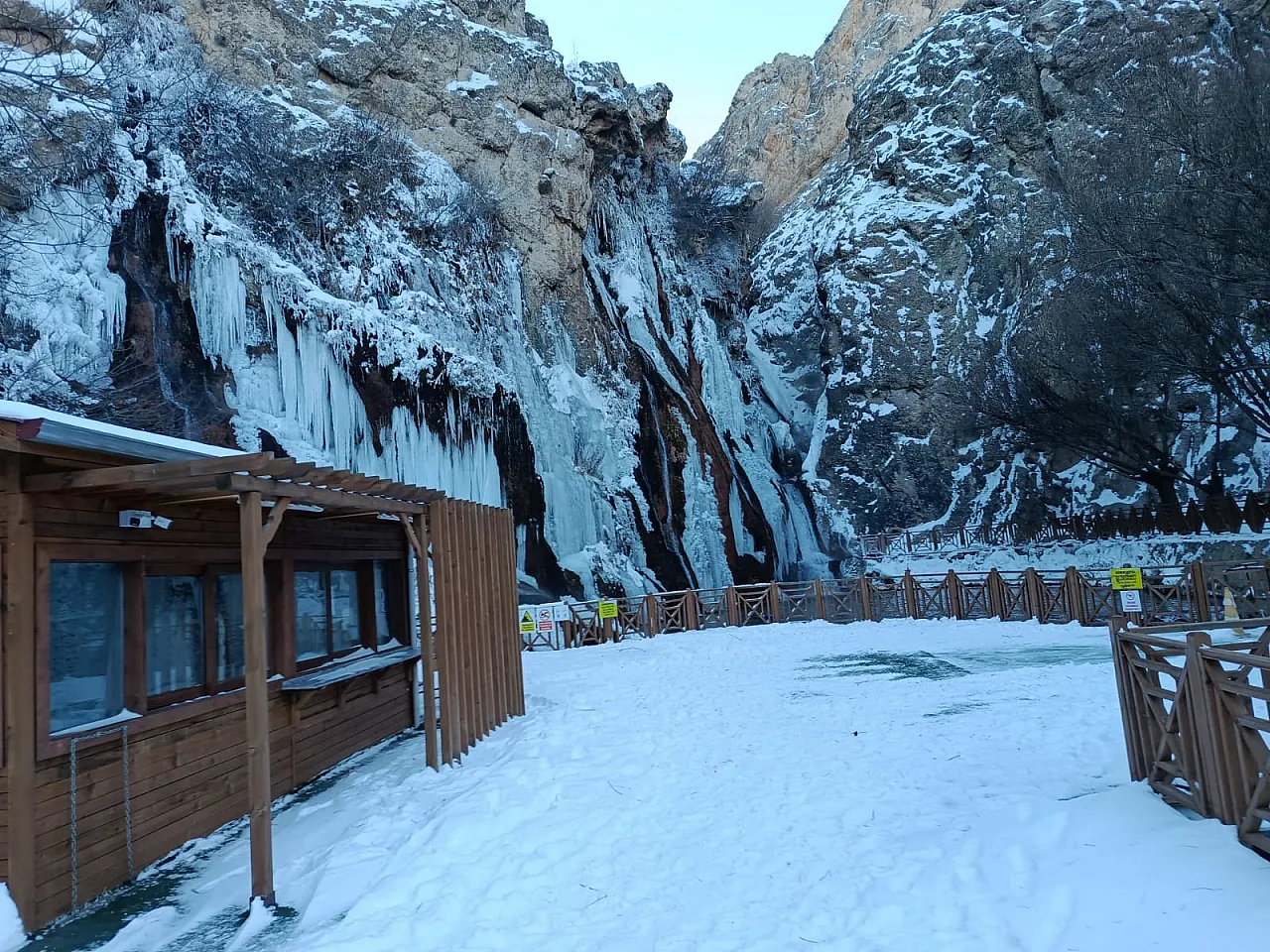 Malatya'da 40 Metrelik Dev Şelale Dondu!
