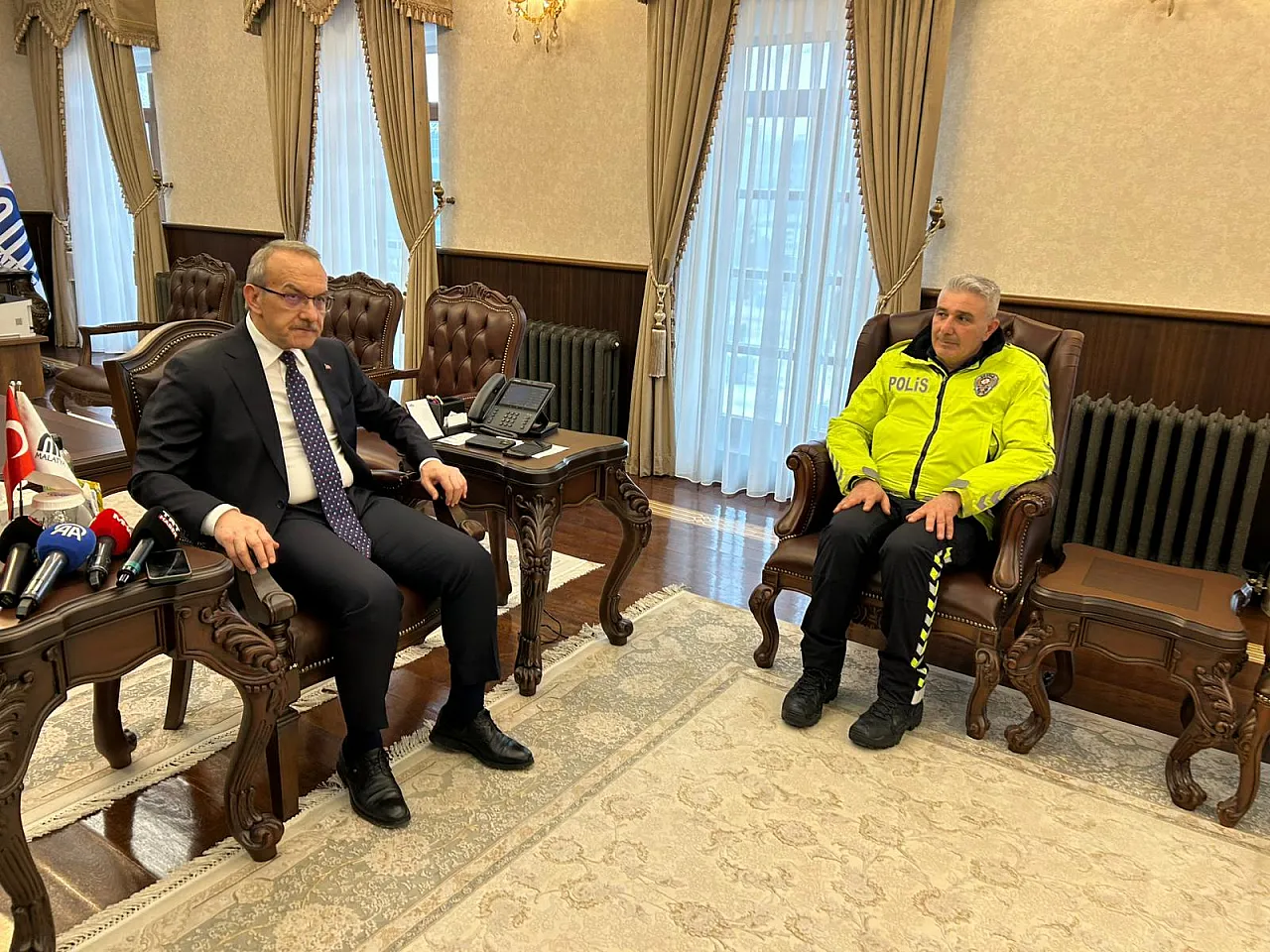 Vali Yavuz'dan Çorabını Çocuğa Giydiren Polise Başarı Belgesi Verildi!