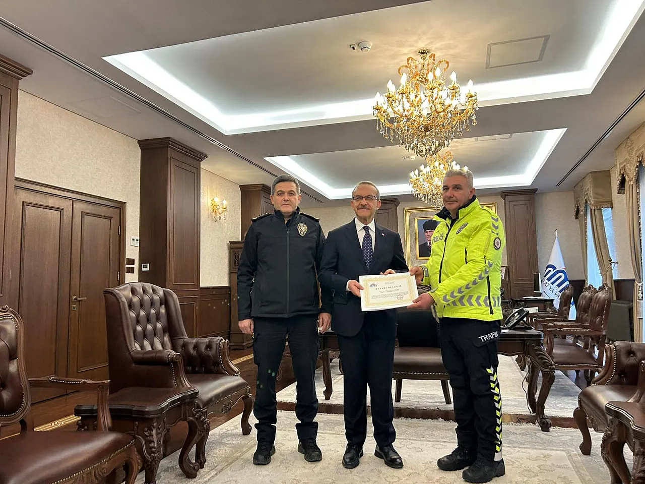 Vali Yavuz'dan Çorabını Çocuğa Giydiren Polise Başarı Belgesi Verildi!