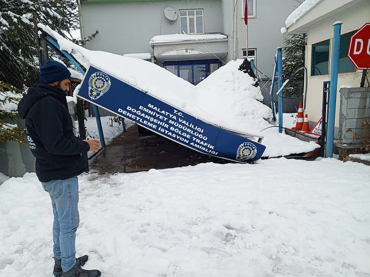 Doğanşehir'de Sundurma Çöktü! Polis Araçları Hasar Gördü!