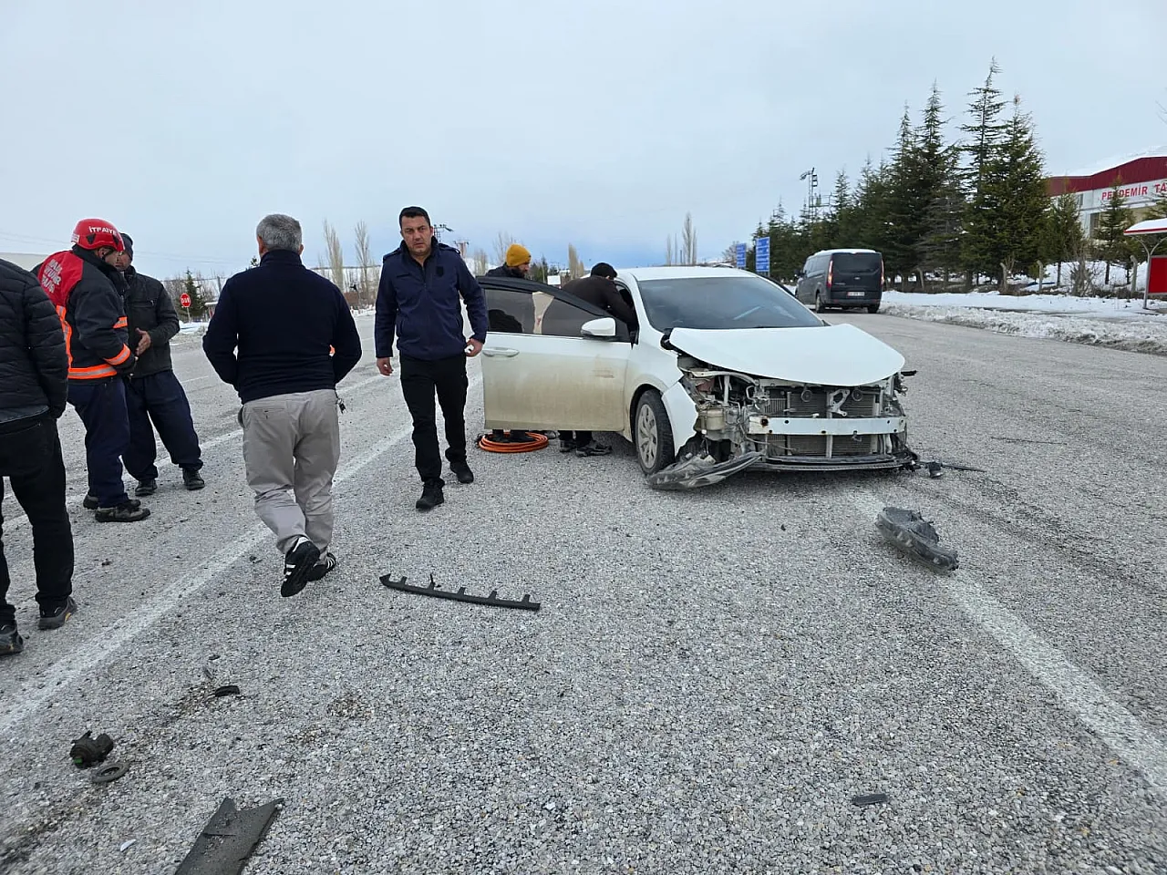 Malatya-Adıyaman Yolunda Hafif Ticari Araç ile Otomobil Çarpıştı!