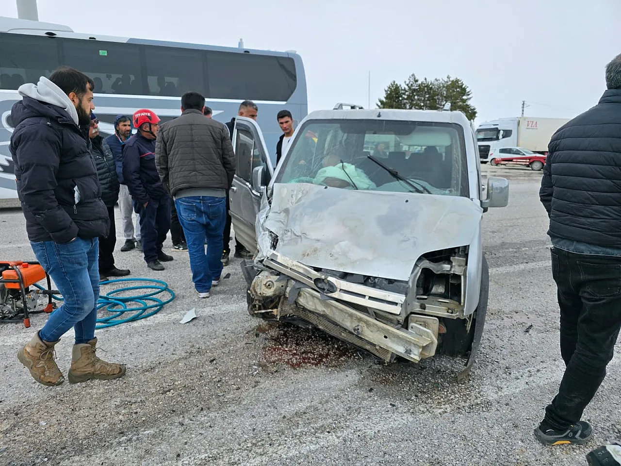 Malatya-Adıyaman Yolunda Hafif Ticari Araç ile Otomobil Çarpıştı!