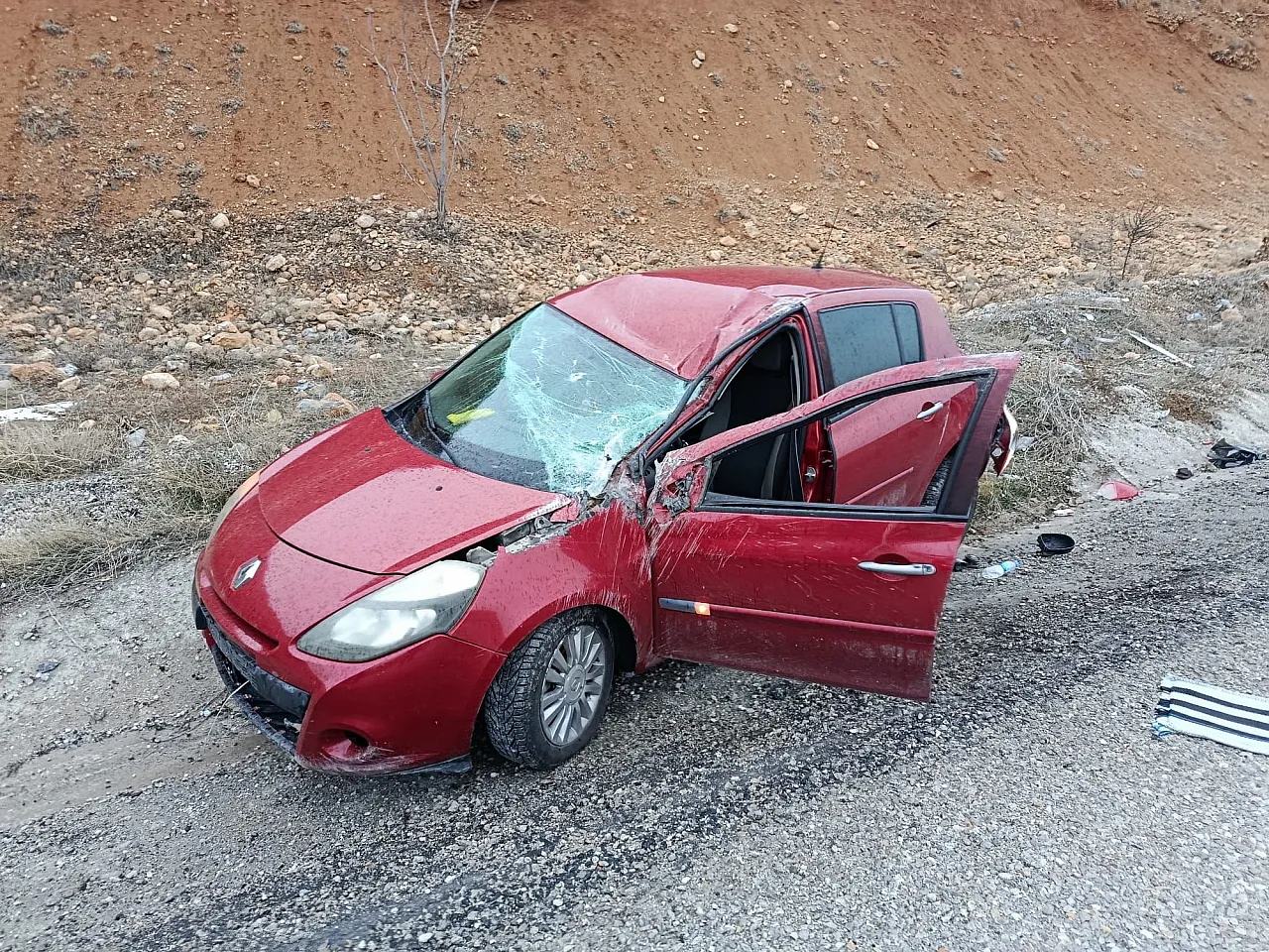 Doğanşehir'de Yağış Kazayı Getirdi! Otomobil Şarampole Devrildi