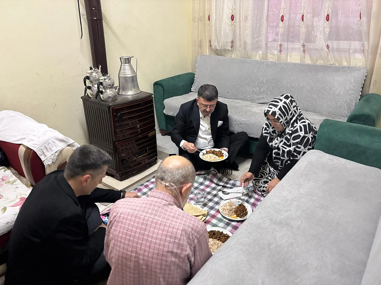 Ağbaba Kepçeyi Eline Aldı: Hidayet Mahallesi'nde İftar Kuyruğu!