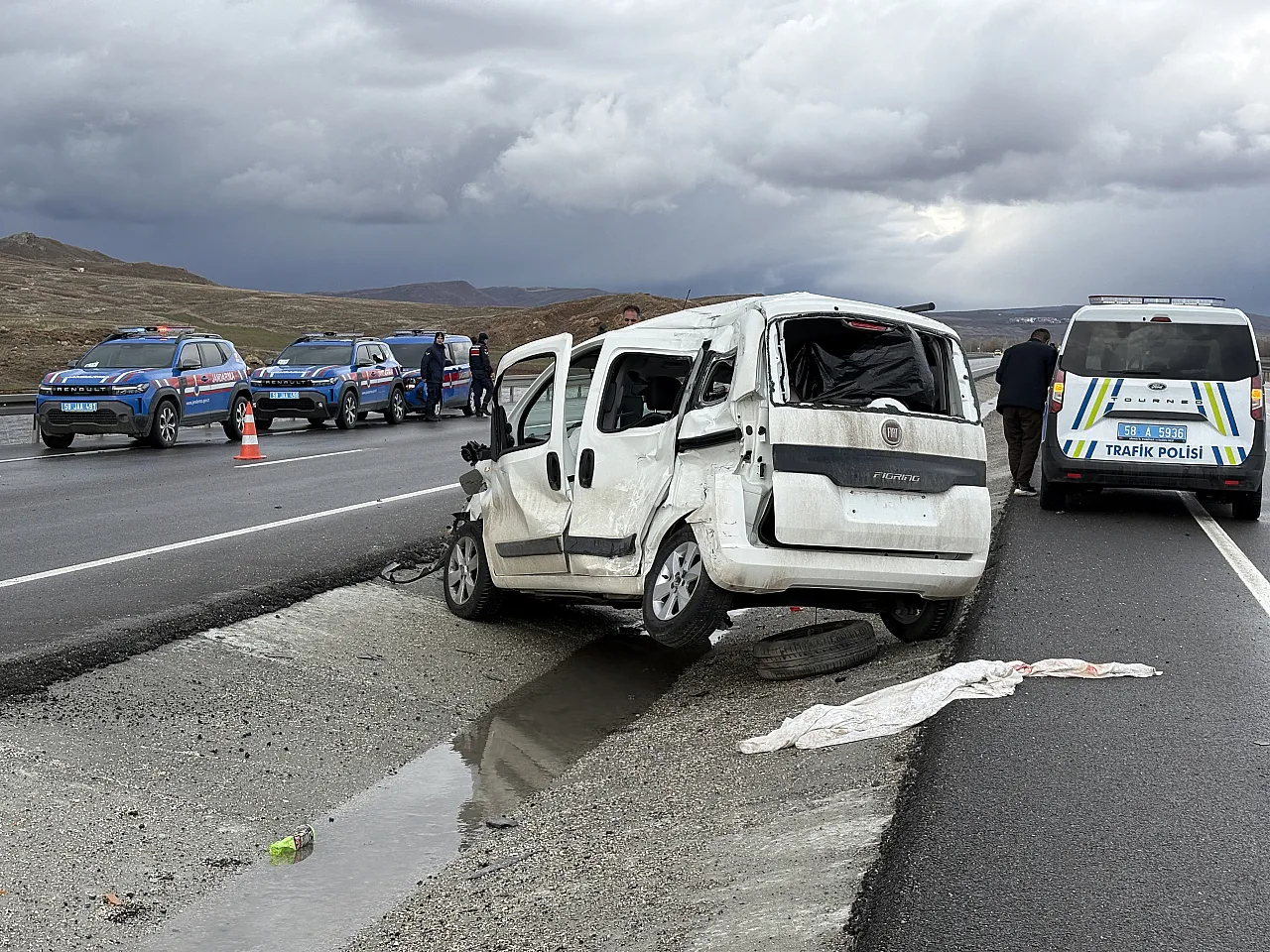 Sivas Malatya Yolunda Kaza: Hafif Ticari Araç Tırın Altına Girdi!