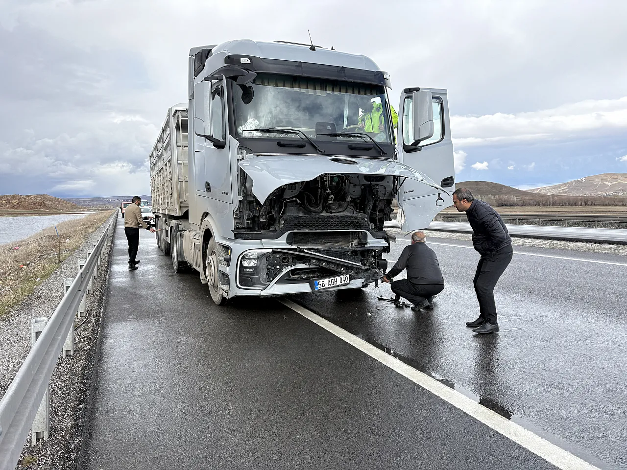 Sivas Malatya Yolunda Kaza: Hafif Ticari Araç Tırın Altına Girdi!