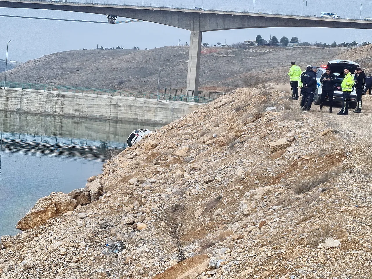 Beylerderesi'nde Göletin Kıyısında Halatlı Kurtarma Operasyonu!