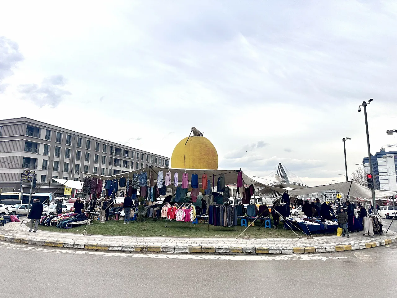 Malatya'da Arefe Günü İzdihamı! Akpınar ve Çevreyolunda Adım Atacak Yer Kalmadı!