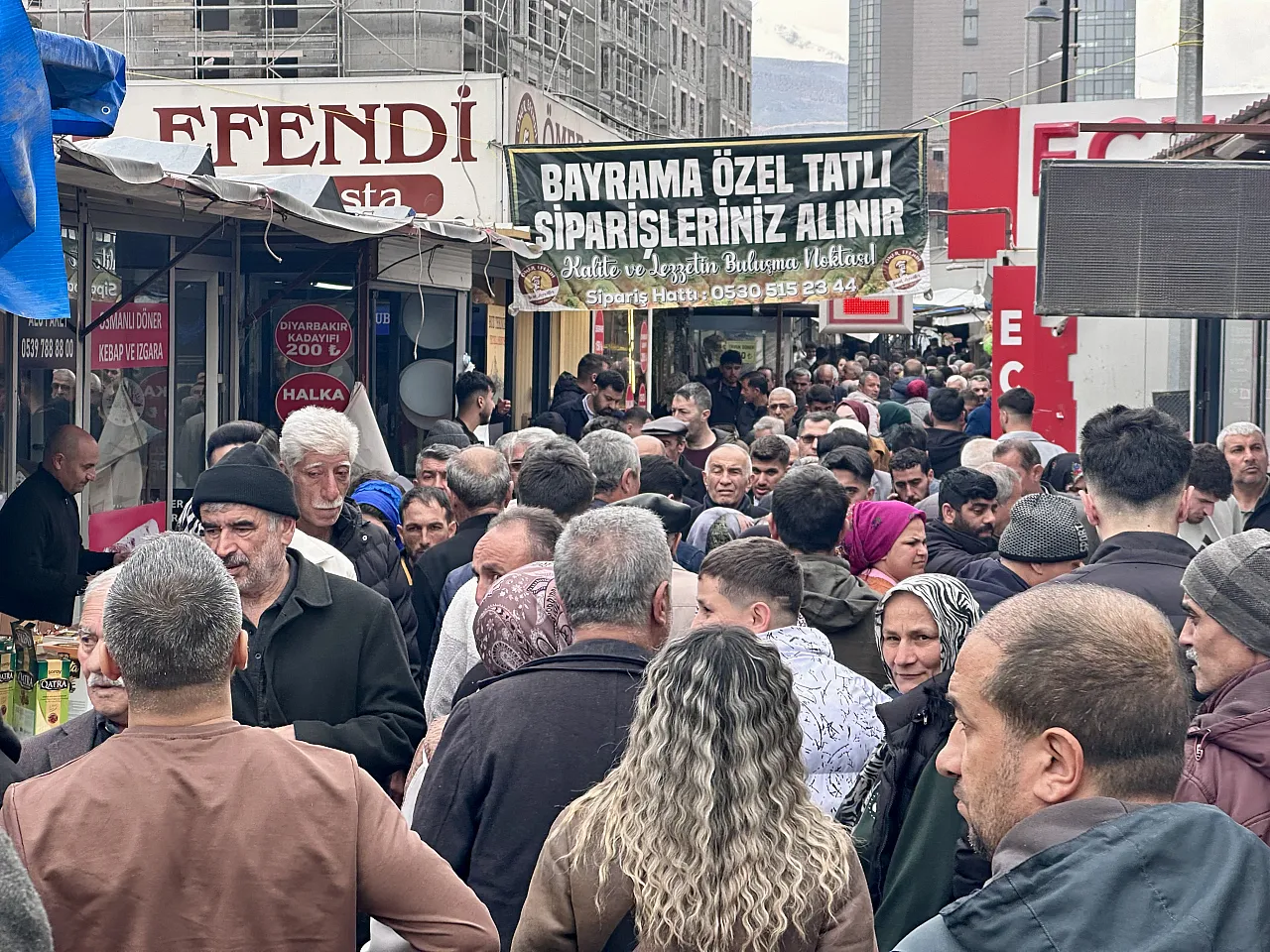 Malatya'da Arefe Günü İzdihamı! Akpınar ve Çevreyolunda Adım Atacak Yer Kalmadı!