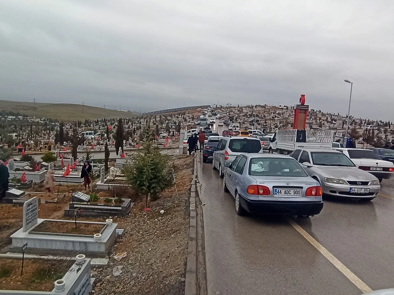 Malatya'da Bayramın İlk Durağı Deprem Şehitliği: Gözyaşları Yağmura Karıştı!