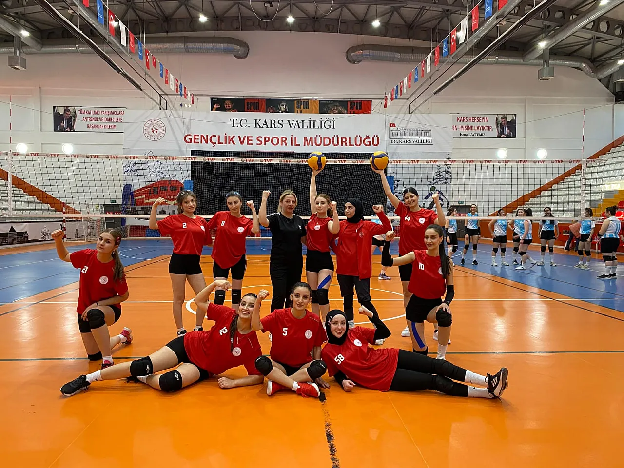 Kars'ta Malatya Rüzgarı Esti! Filenin Kraliçeleri 44 Şampiyonluk Kupasını Kaldırdı