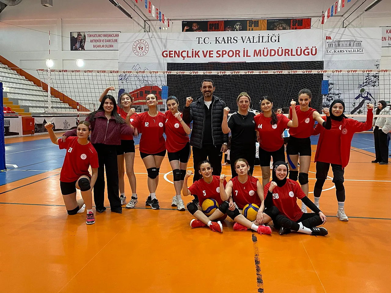 Kars'ta Malatya Rüzgarı Esti! Filenin Kraliçeleri 44 Şampiyonluk Kupasını Kaldırdı