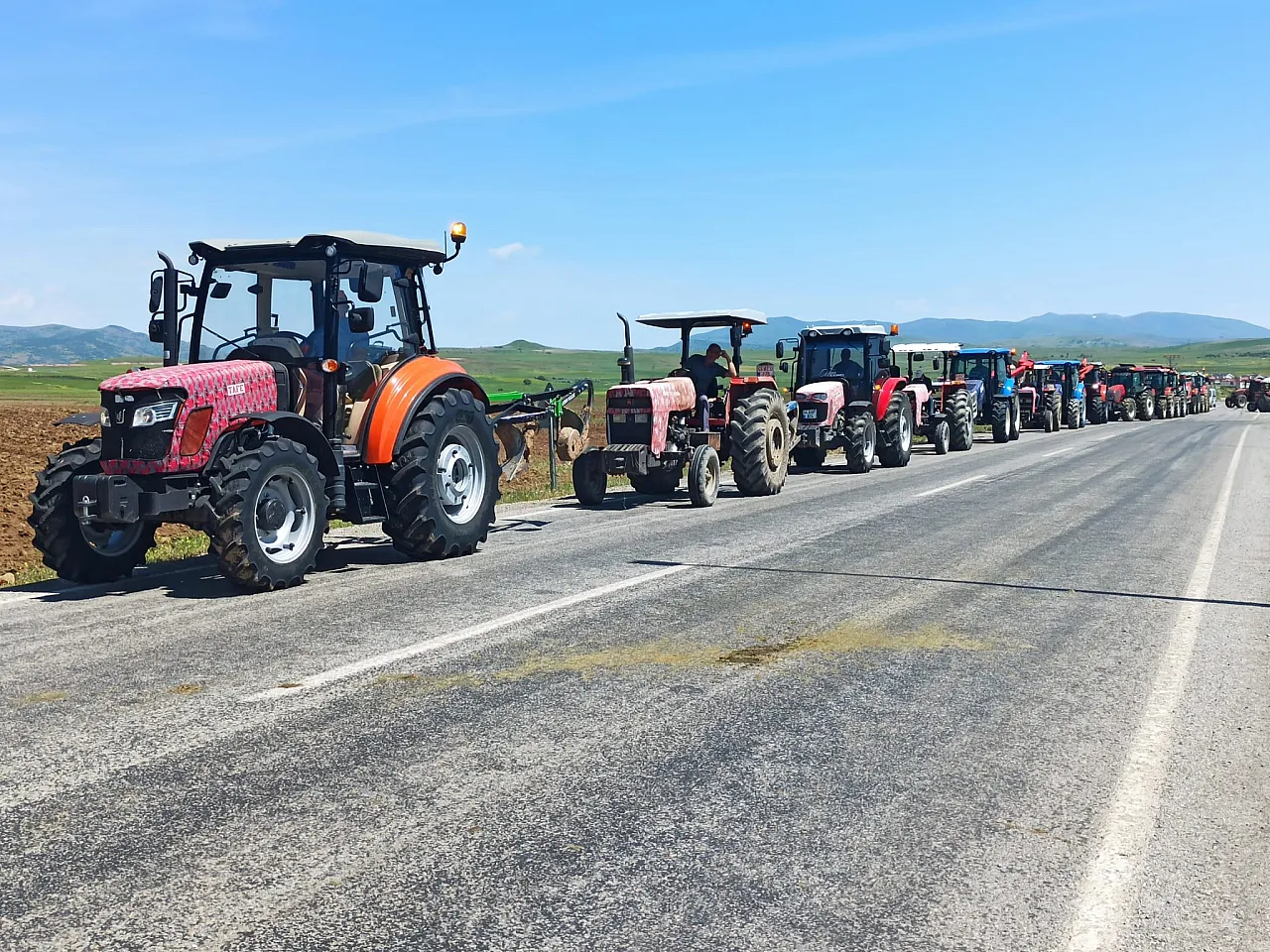 Malatya Arguvan'da Çiftçilerden TMO Fiyatlarına Tepki! Traktör Konvoyuyla Meydana İndiler
