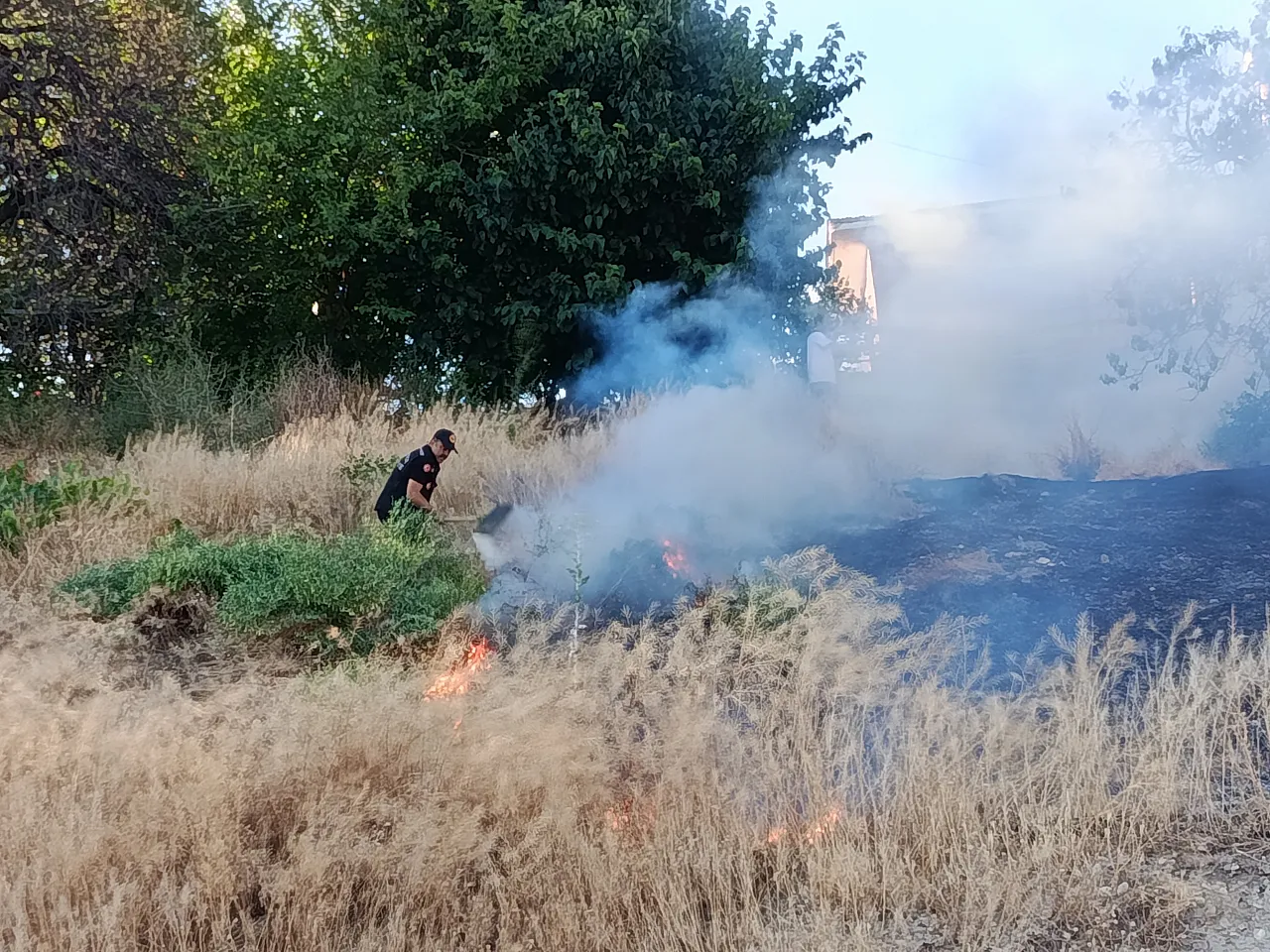 Darende'de Ot Yangını! Alevler Rüzgarın Etkisiyle Meyve Bahçelerine Sıçradı