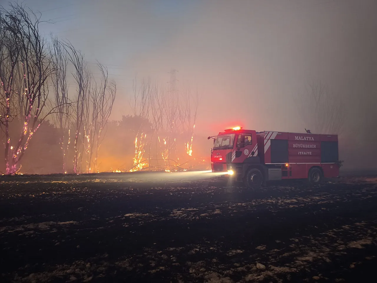 Malatya'da Anız Alevleri Yükseldi! Olası Felaket Önlendi