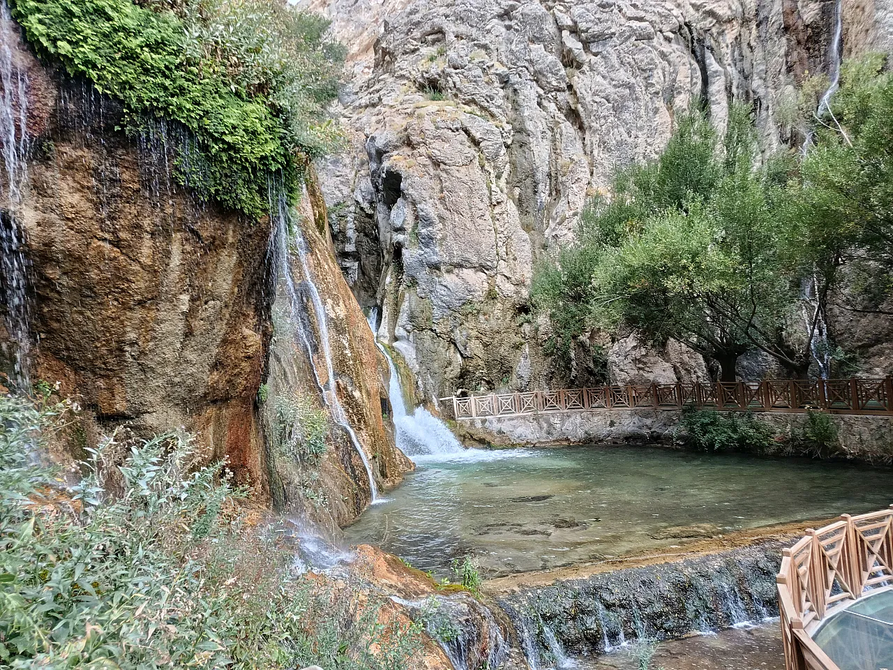 Malatya'nın Saklı Güzelliği Günpınar Şelalesi Sonbaharda Da Ziyaretçilerini Bırakmıyor