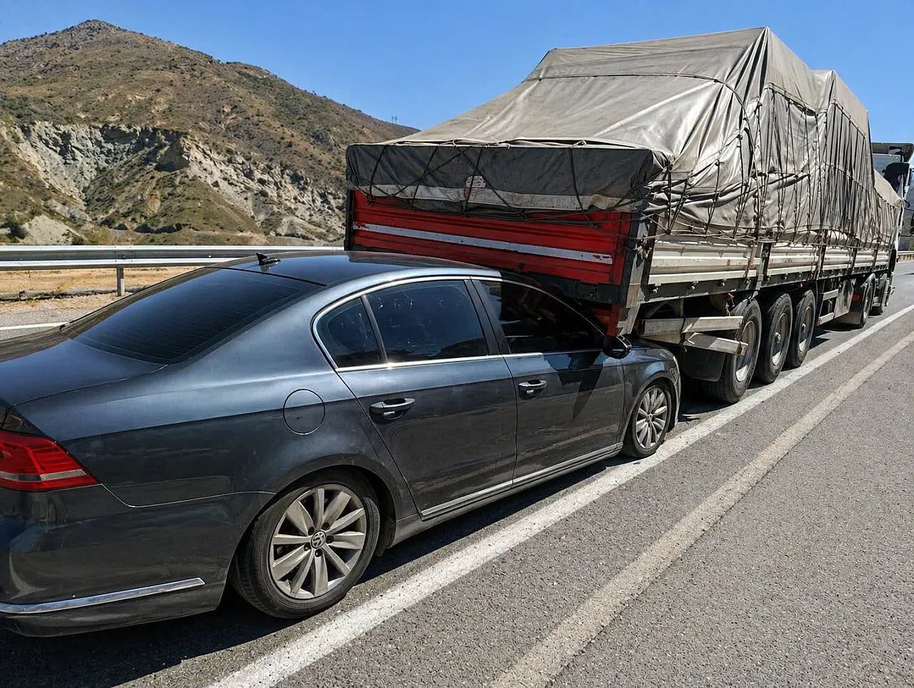 Malatya'da Mucize Kurtuluş! Otomobil TIR'ın Altına Girdi, Sürücü Yara Almadan Çıktı