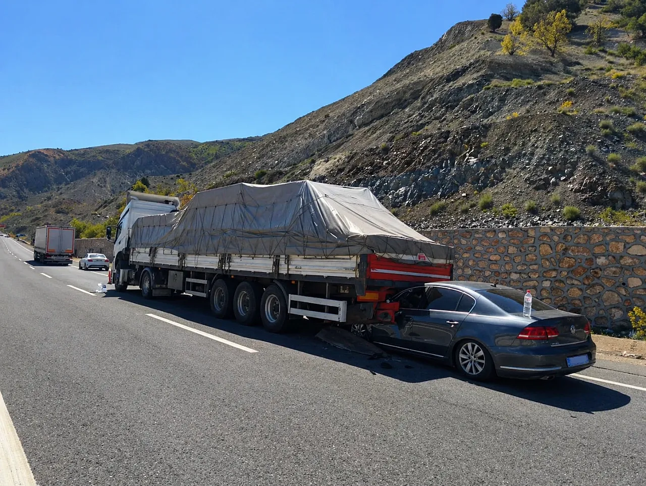 Malatya'da Mucize Kurtuluş! Otomobil TIR'ın Altına Girdi, Sürücü Yara Almadan Çıktı
